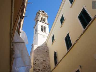 Pure questa torre presenta un intersecarsi di motivi romanici (evidenti nei due ordini inferiori con bifore eleganti inquadrate da colonnine slanciate) e di tratti barocchi: la parte sommitale "a cipolla", aperta su ogni lato con ripetuti occhielli, fu infatti costruita a met� del 600